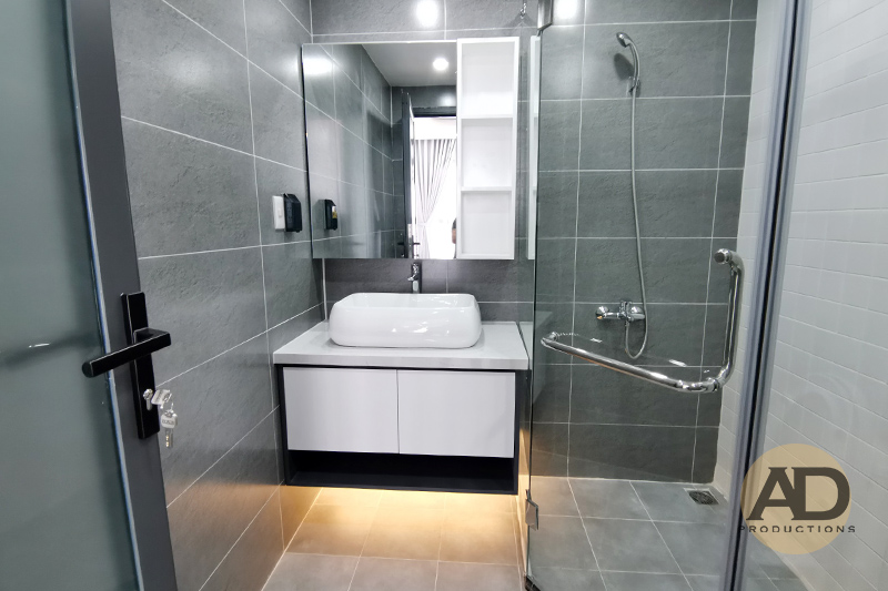 Phòng tắm được bố trí không gian theo chiều dọc và được lát bằng gạch men tạo phong cách sang trọng